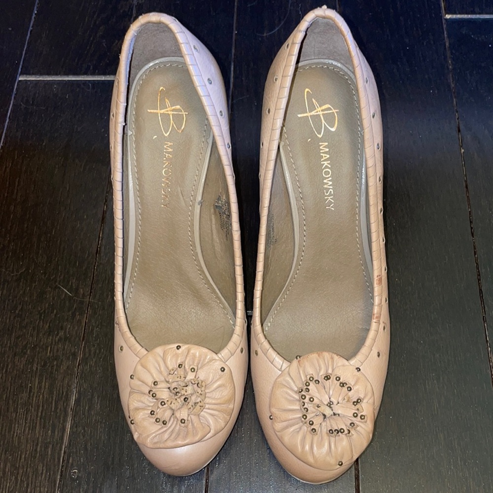 B. Makowsky tan pumps